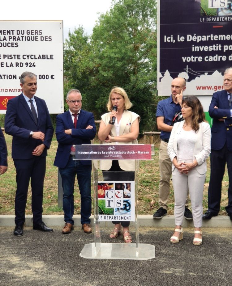 Florence Guillaume, déléguée interministérielle en charge de la sécurité routière, lors de son discours, entourée du président du Conseil départemental, du préfet du Gers et de la vice-présidente de Région Occitanie